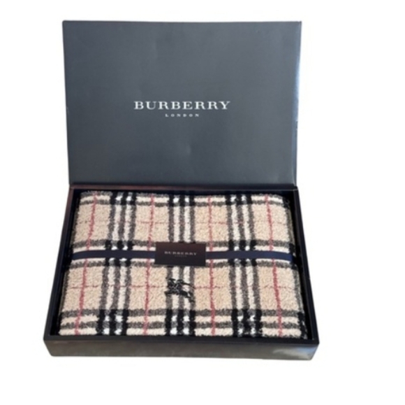 BURBERRY TRADITIONAL PLAID BATH TOWEL NWT IN BOX